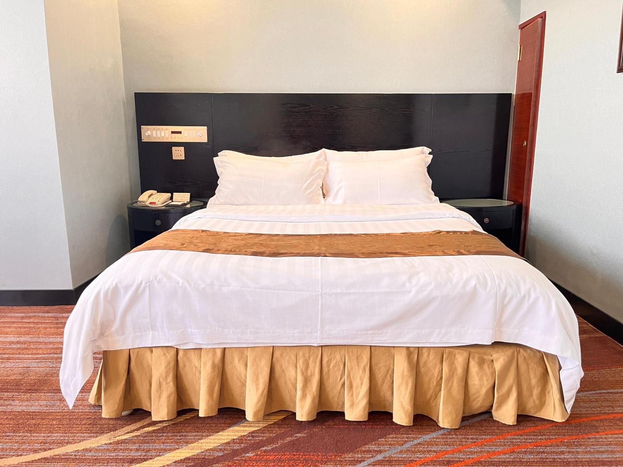 Skyline Plaza Hotel Гуанджоу Екстериор снимка